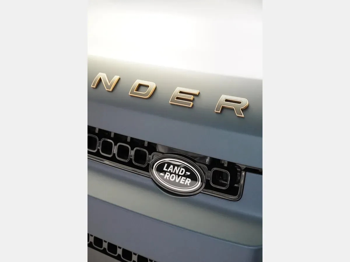 Land Rover Defender photo 3