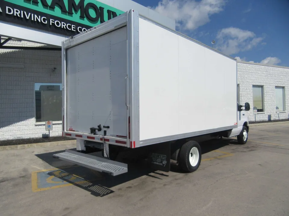 Ford E-450 2022 photo 3