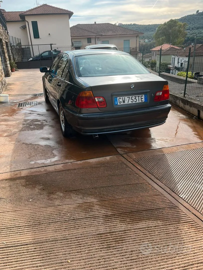 BMW 318I 2009 photo 2