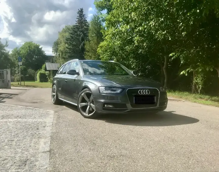 Audi A4 2013 photo 2