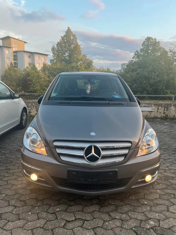 Mercedes-Benz B 180