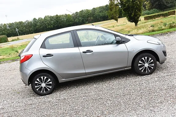 Mazda 2 2014 photo 4