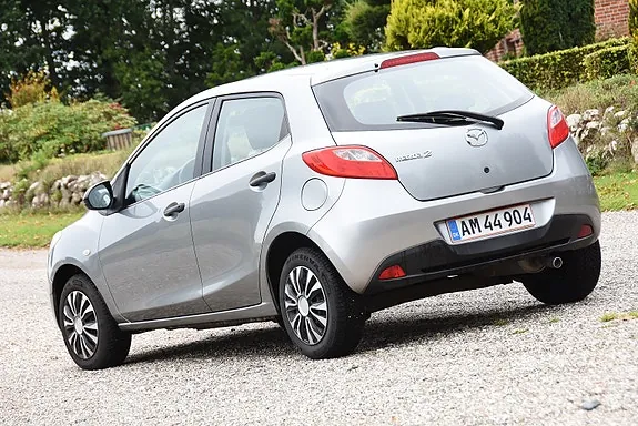 Mazda 2 2014 photo 3
