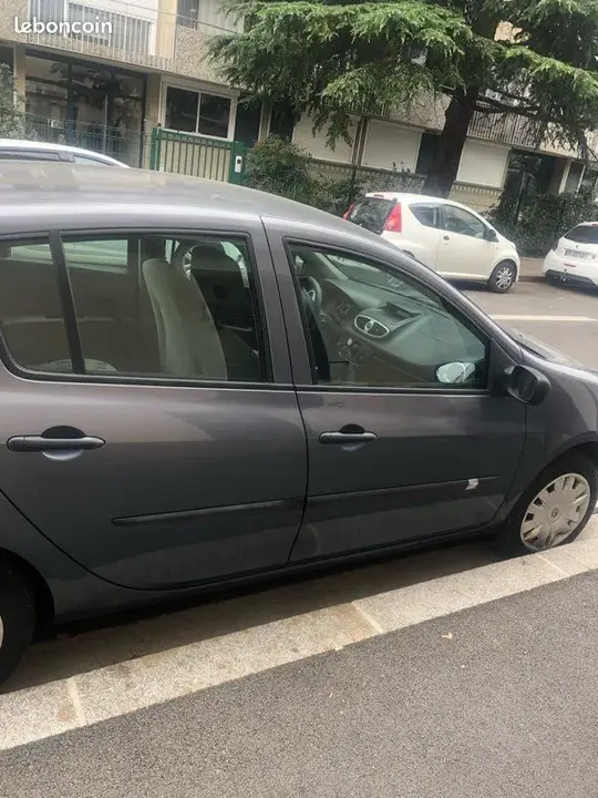 Renault Clio 2006 photo 2