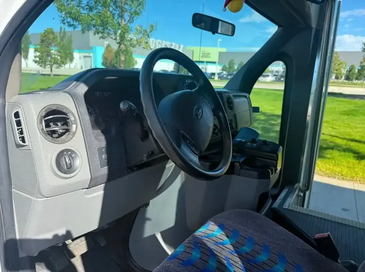 Ford E-350 2010 photo 4