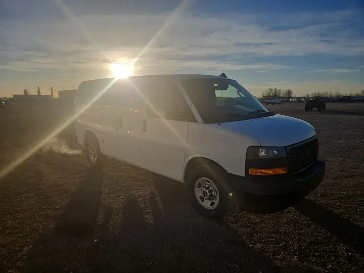 GMC Savana 2020 photo 2