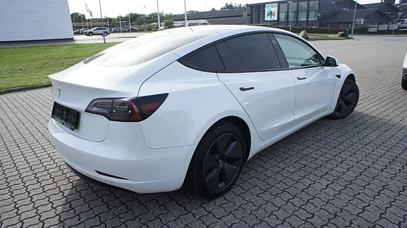 Tesla Model 3 2023 photo 2