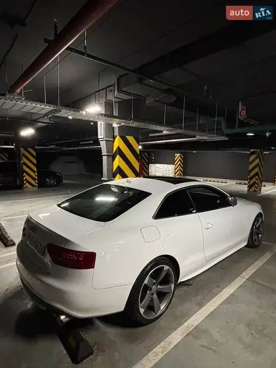 Audi S5 2010 photo 4