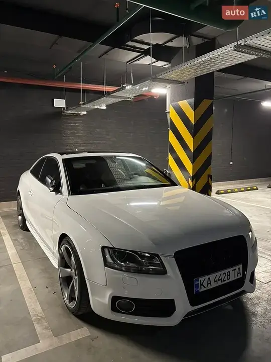 Audi S5 2010 photo 2