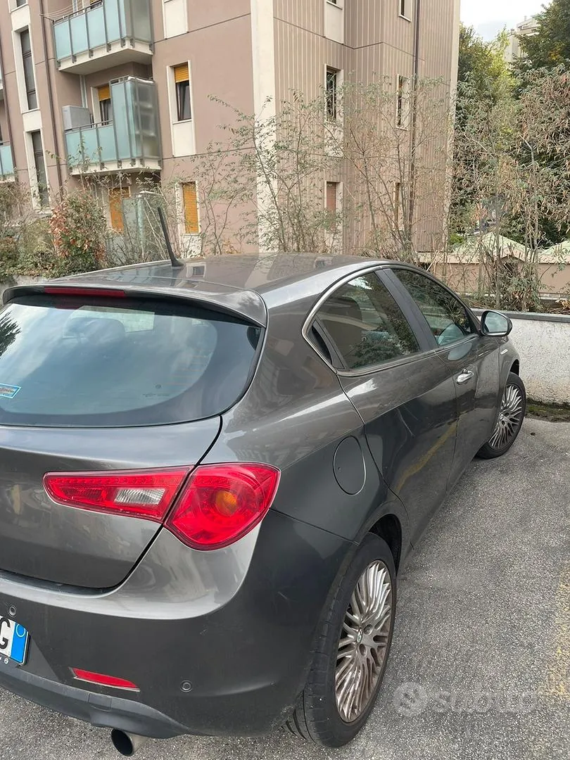 Alfa Romeo Giulietta 2012 photo 2