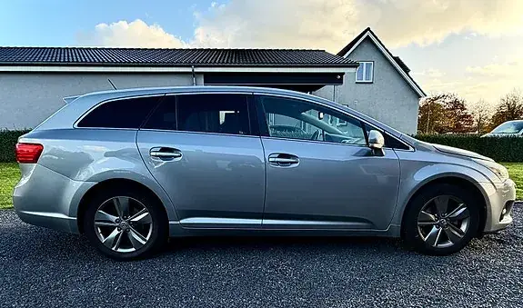 Toyota Avensis 2014 photo 2