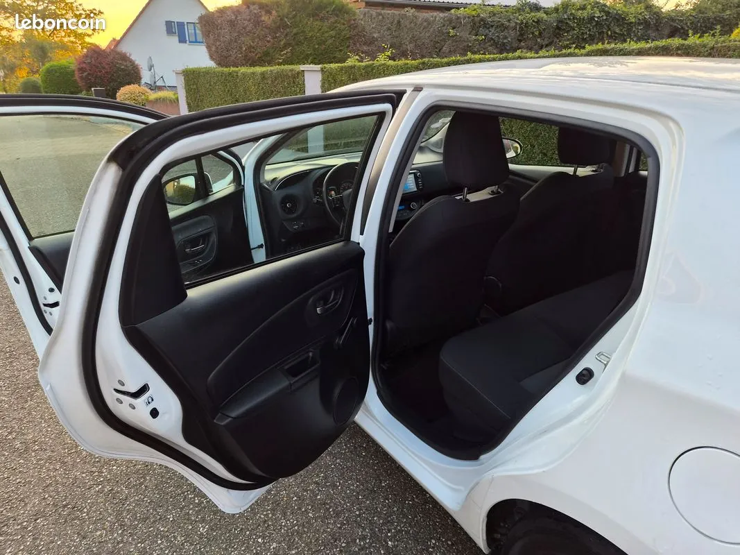 Toyota Yaris 2017 photo 4