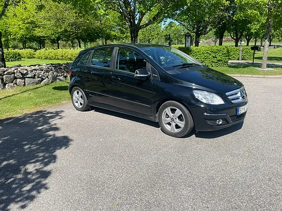 Mercedes-Benz B180 2011 photo 2