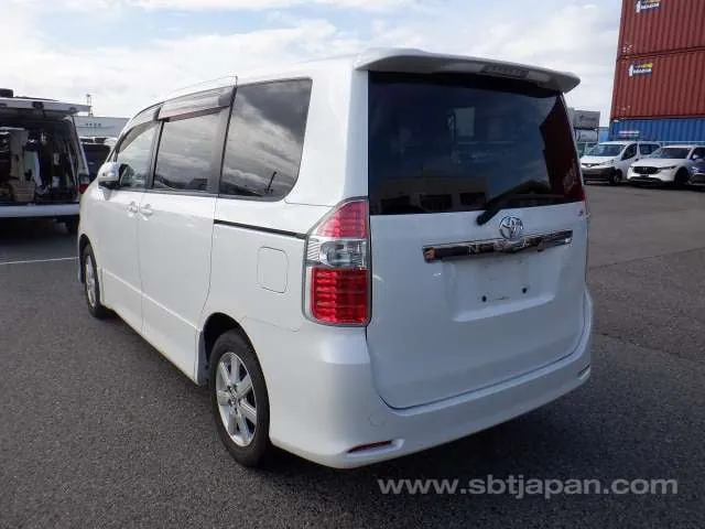 Toyota Noah 2007 photo 3
