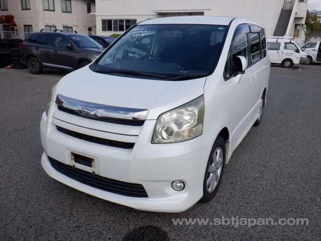 Toyota Noah 2007 photo 2