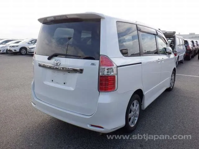 Toyota Noah 2007 photo 4