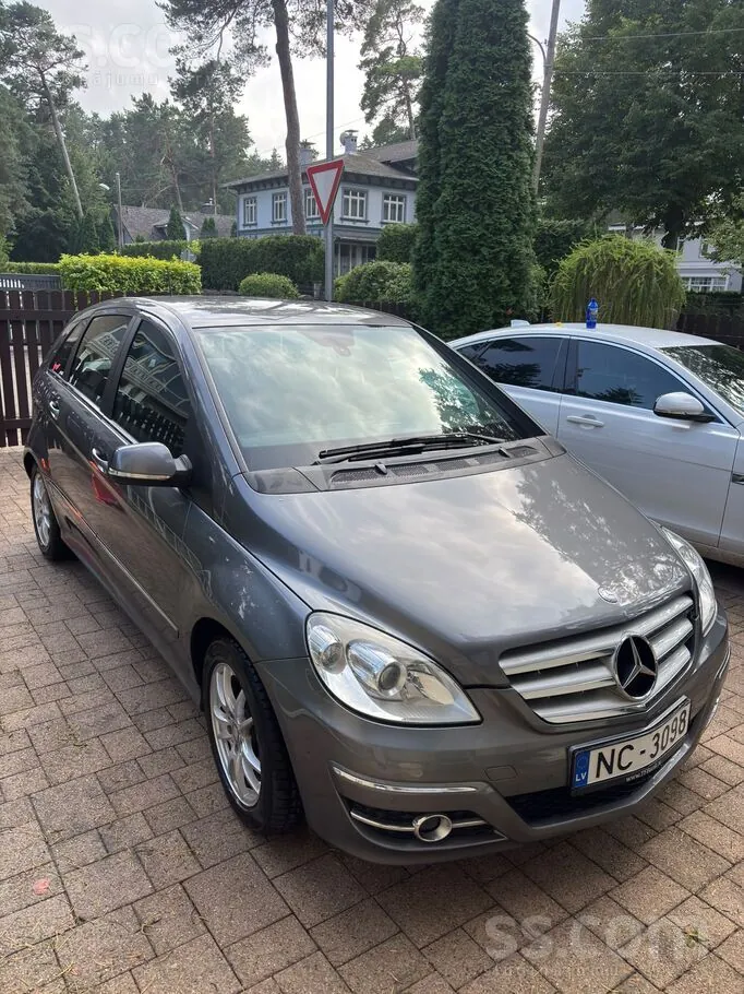 Mercedes-Benz B200 2010 photo 2
