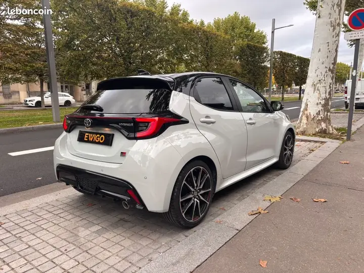 Toyota Yaris 2022 photo 2