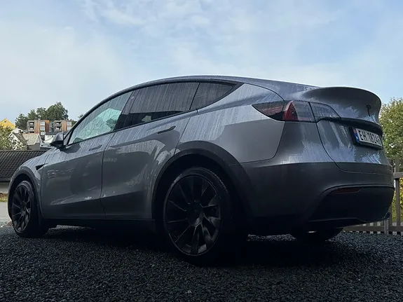 Tesla Model Y 2023 photo 2