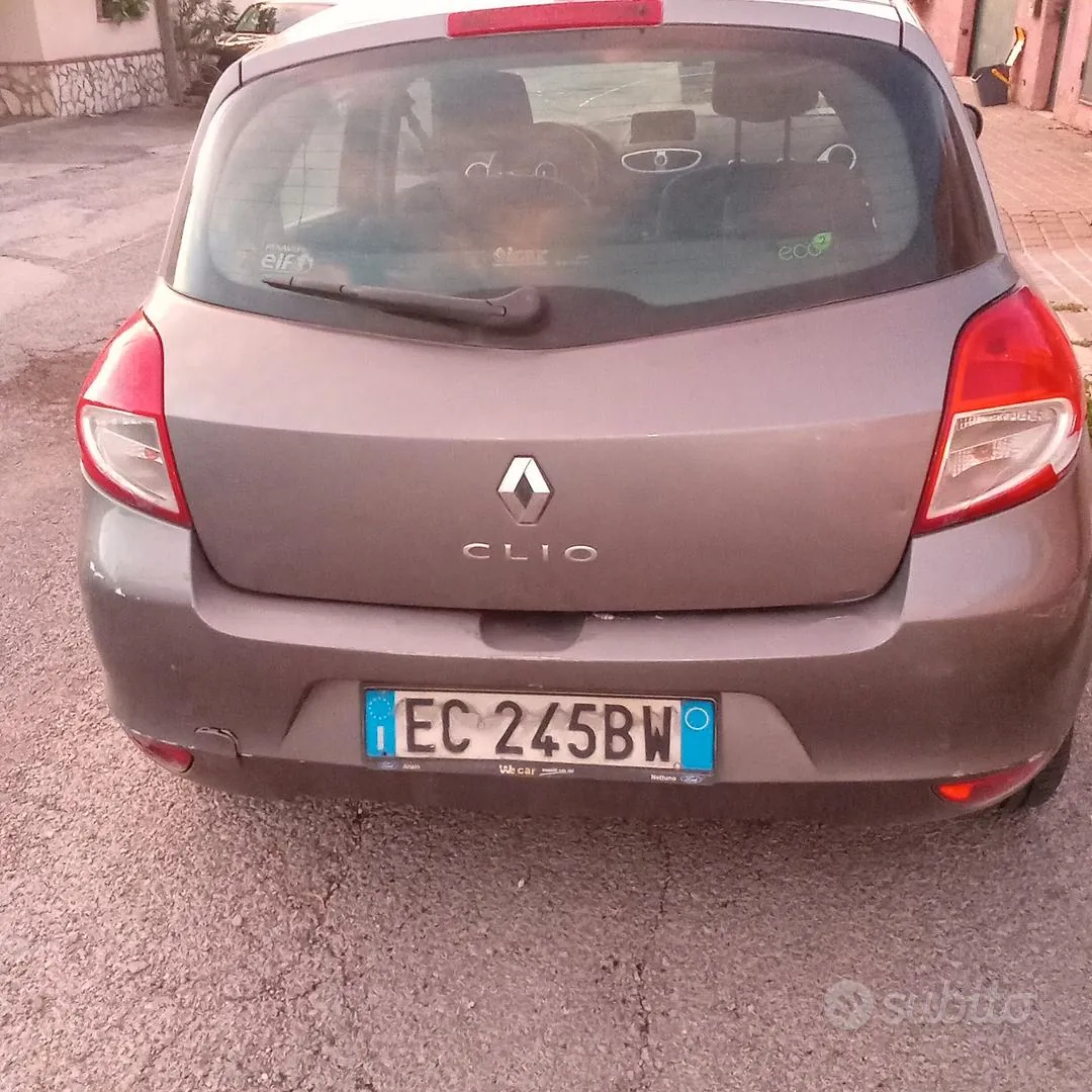Renault Clio 2010 photo 2