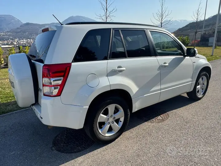 Suzuki Grand Vitara 2011 photo 3