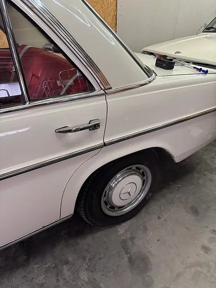 Mercedes-Benz 220 1972 photo 2