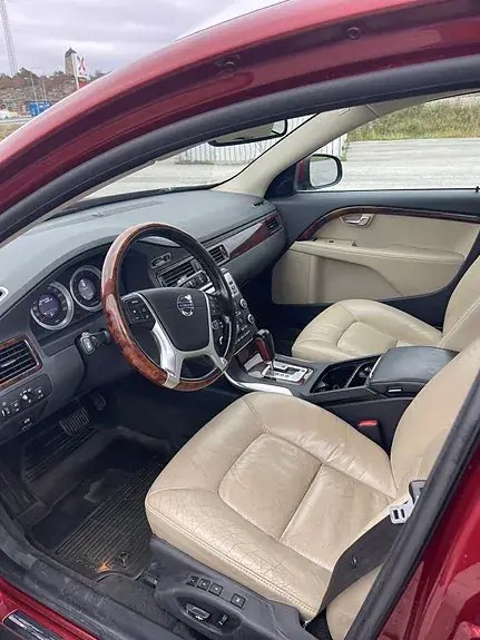 Volvo V70 2011 photo 2