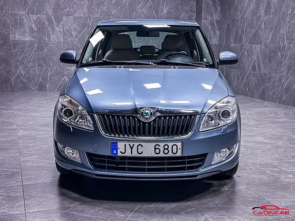Skoda Fabia 2011 photo 2