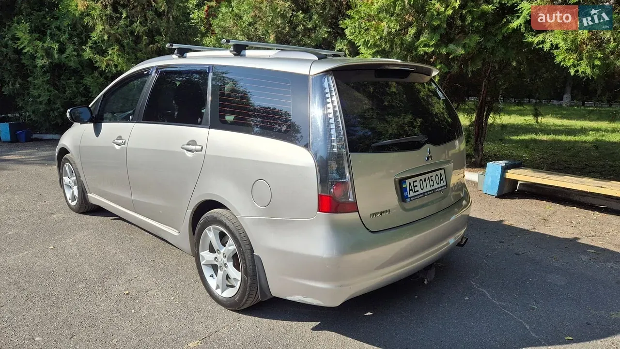 Mitsubishi Grandis 2008 photo 2