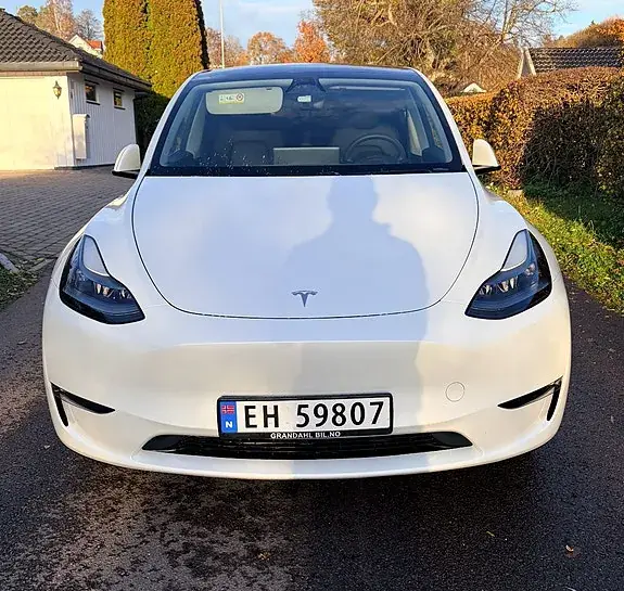 Tesla Model Y 2024 photo 2