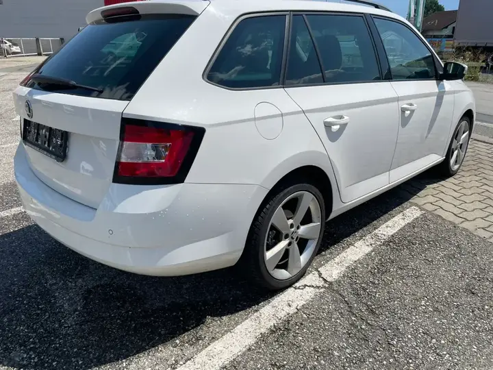 Skoda Fabia 2015 photo 2