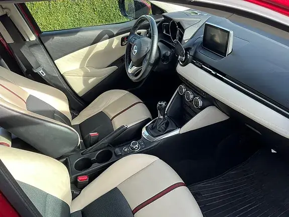 Mazda 2 2015 photo 3