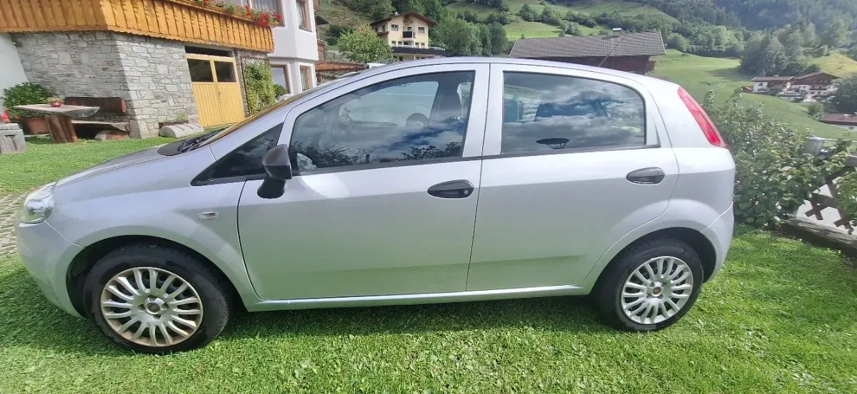 Fiat Punto 2011 photo 2