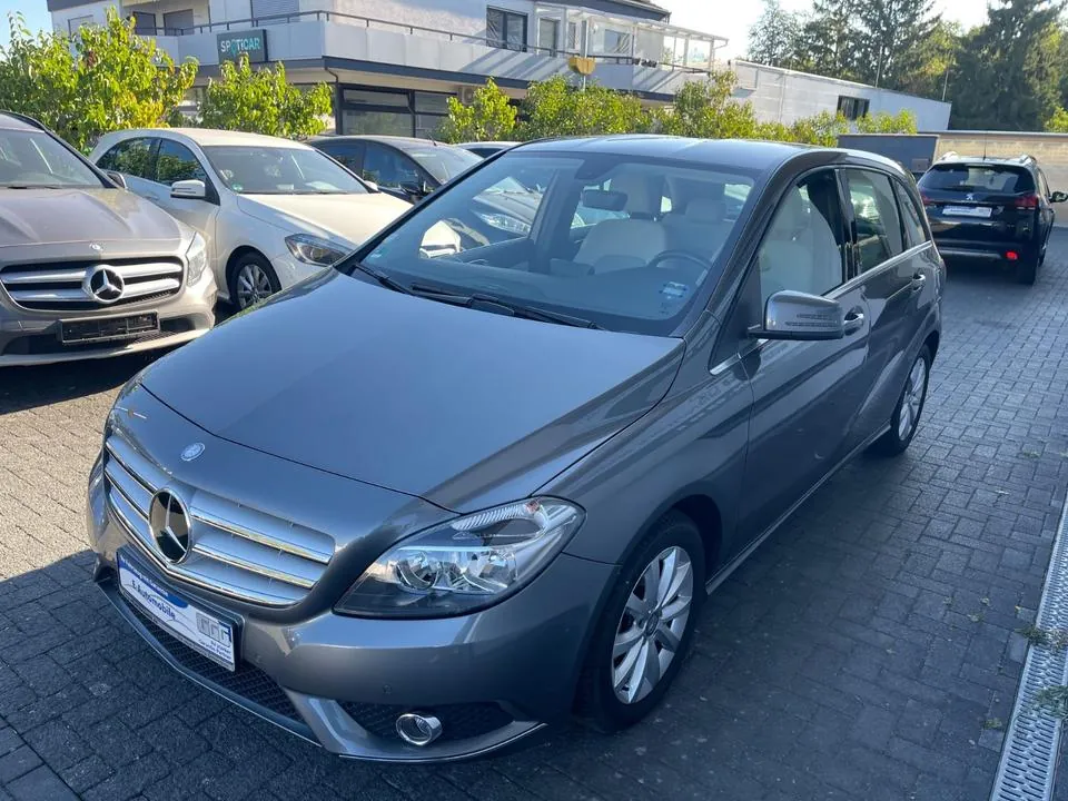 Mercedes-Benz B 180