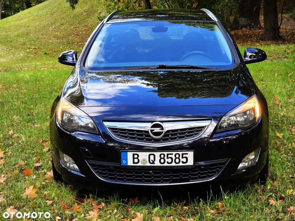 Opel Astra 2011 photo 2