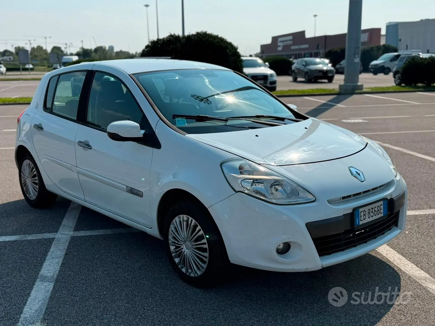 Renault Clio 2010 photo 2