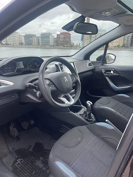 Peugeot 208 2012 photo 3