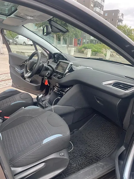 Peugeot 208 2012 photo 2