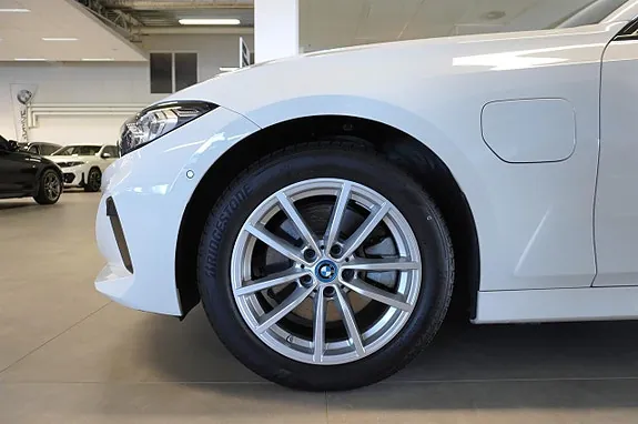 BMW 330E 2024 photo 3