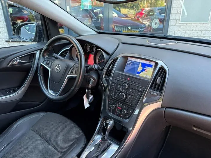 Opel Astra 2012 photo 2