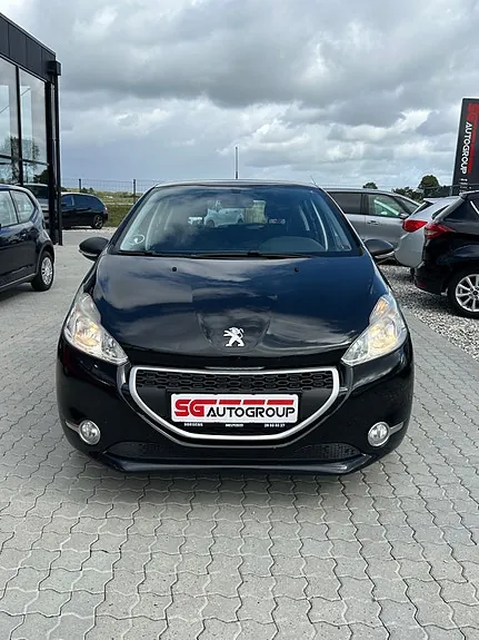 Peugeot 208 2012 photo 2