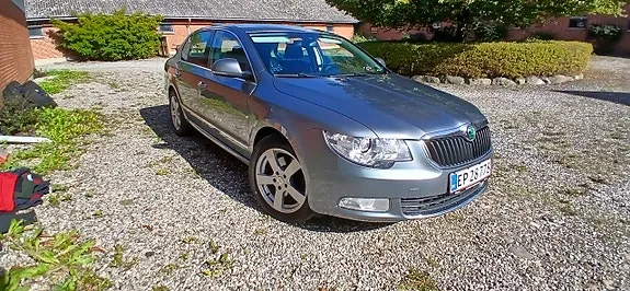 Skoda Superb 2010 photo 2