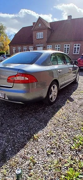 Skoda Superb 2010 photo 4