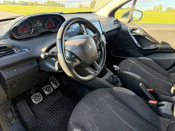 Peugeot 208 2013 photo 4
