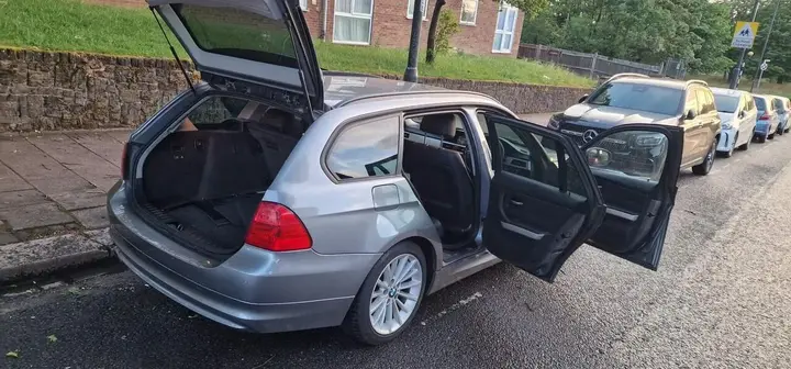 BMW 3 Series 2010 photo 2