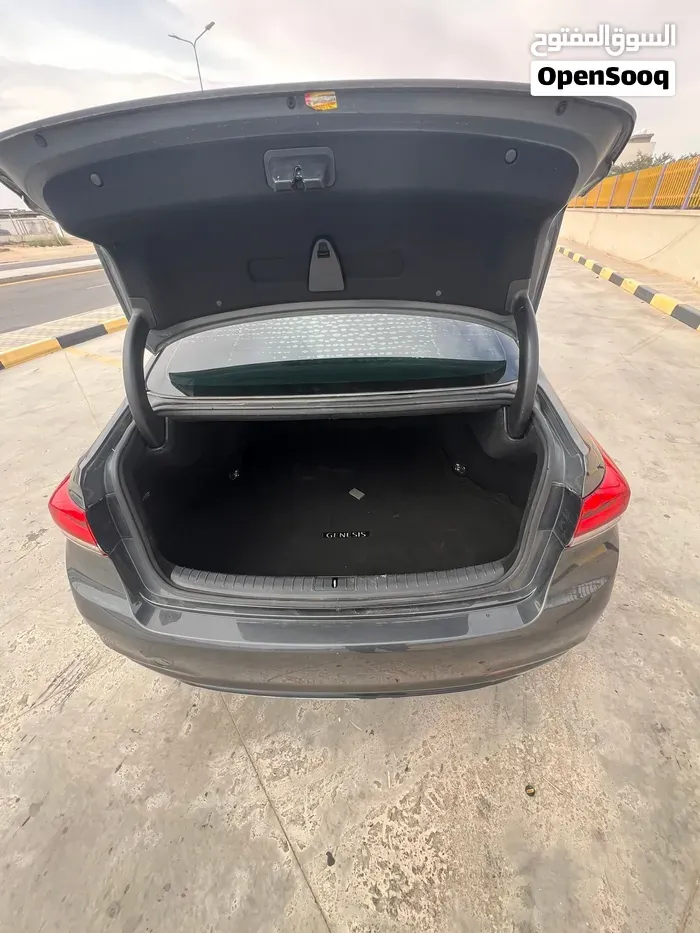 Genesis G80 2018 photo 2