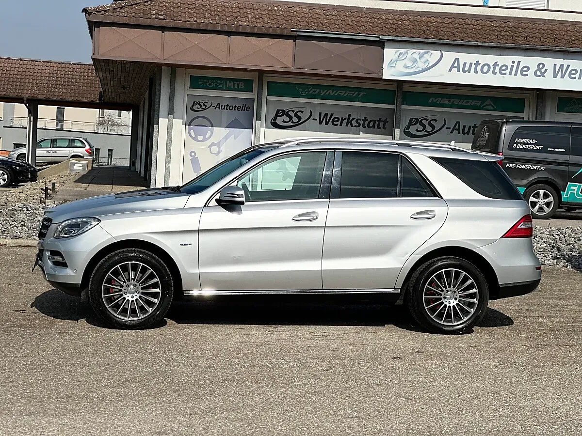 Mercedes-Benz M-Class 2012 photo 2