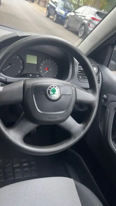 Skoda Fabia 2010 photo 3