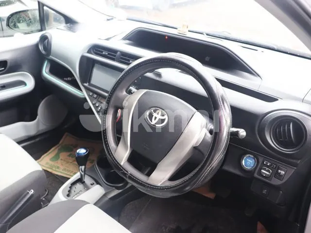 Toyota Aqua 2012 photo 2