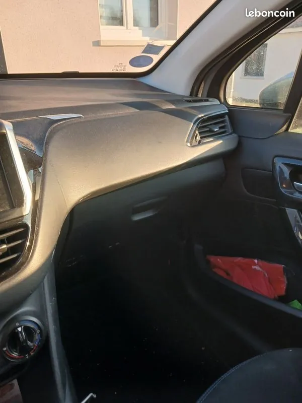 Peugeot 208 2018 photo 2